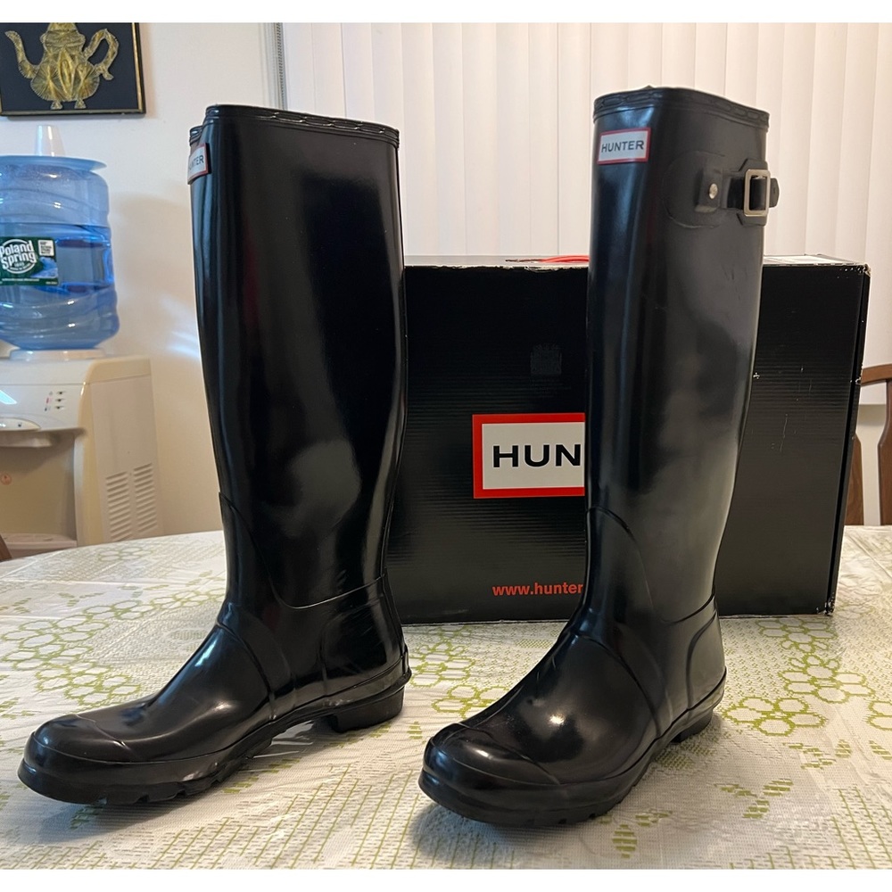 Original tall glossy black hunter rainboots. Size 8
